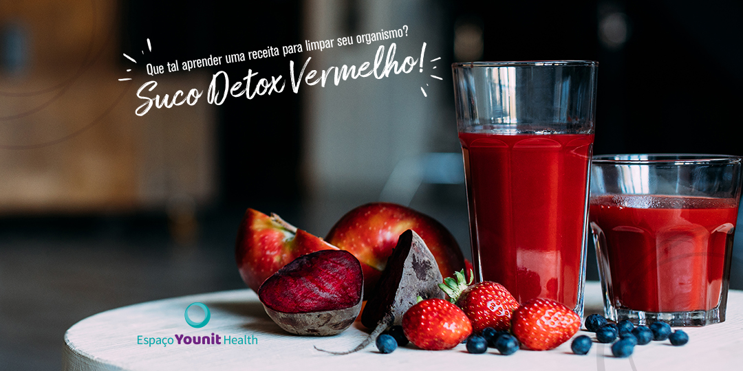 Suco detox vermelho nos copos e frutas na mesa