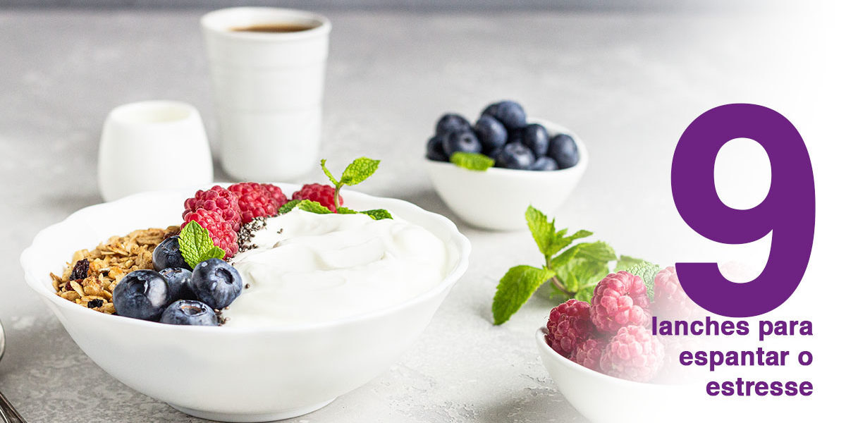 Frutas, cereal e iogurte