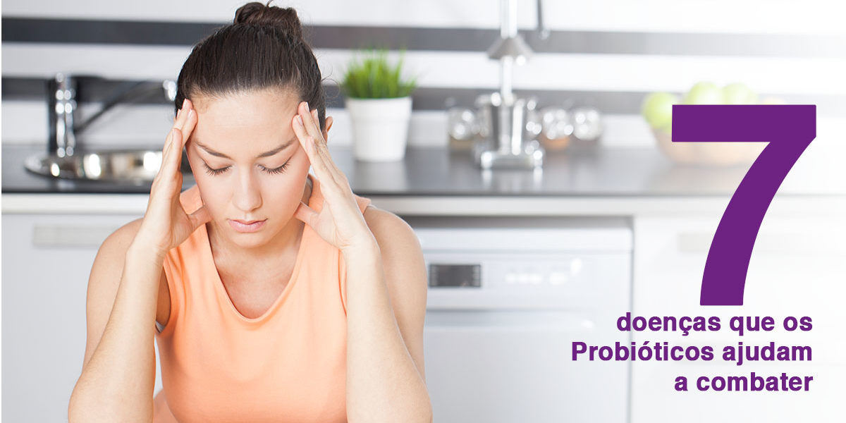 Mulher com as mãos na cabeça e olhos fechados - dor de cabeça