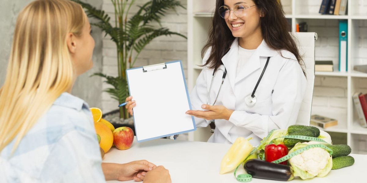 Nutricionista atendendo paciente - diferença entre nutricionista e nutrólogo
